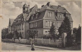 Hier geht es zur Karte mit dem Motiv 'Ein Mädchen vor der neuen Schule' Hier geht es zur Karte mit dem Motiv 'Ein Mädchen vor der neuen Schule'