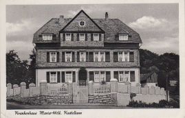 Hier geht es zur Karte mit dem Motiv 'Nahaufnahme des Krankenhaus genannten Hauses' Hier geht es zur Karte mit dem Motiv 'Nahaufnahme des Krankenhaus genannten Hauses'