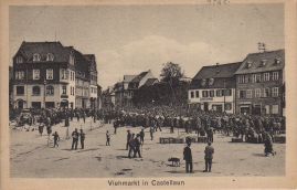 Hier geht es zur Karte mit dem Motiv 'Viehmarkt mit Schweinen und Kühen' Hier geht es zur Karte mit dem Motiv 'Viehmarkt mit Schweinen und Kühen'