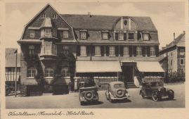 Hier geht es zur Karte mit dem Motiv 'Drei alte Autos vor dem Hotel Bentz' Hier geht es zur Karte mit dem Motiv 'Drei alte Autos vor dem Hotel Bentz'
