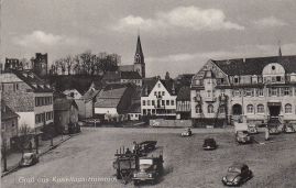 Hier geht es zur Karte mit dem Motiv 'Alte Autos auf dem gepflasterten Platz' Hier geht es zur Karte mit dem Motiv 'Alte Autos auf dem gepflasterten Platz'