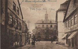 Hier geht es zur Karte mit dem Motiv 'Eine Geschäftsstraße mit Menschen und das Rathaus' Hier geht es zur Karte mit dem Motiv 'Eine Geschäftsstraße mit Menschen und das Rathaus'
