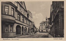 Hier geht es zur Karte mit dem Motiv 'Blick über gepflasterte Straße zum Rathaus' Hier geht es zur Karte mit dem Motiv 'Blick über gepflasterte Straße zum Rathaus'