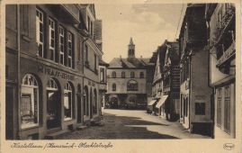 Hier geht es zur Karte mit dem Motiv 'Geschäfte und Rathaus im Sonnenschein' Hier geht es zur Karte mit dem Motiv 'Geschäfte und Rathaus im Sonnenschein'