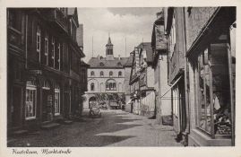 Hier geht es zur Karte mit dem Motiv 'Ein VW Käfer in Marktstraße vor Rathaus' Hier geht es zur Karte mit dem Motiv 'Ein VW Käfer in Marktstraße vor Rathaus'