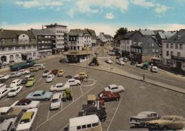 Hier geht es zur Karte mit dem Motiv 'Autos der 70er Jahre auf dem Kastellauner Marktplatz' Hier geht es zur Karte mit dem Motiv 'Autos der 70er Jahre auf dem Kastellauner Marktplatz'