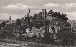 Hier geht es zur Karte mit dem Motiv 'Burg und Kirchen von einem Weg gesehen'