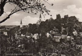 Hier geht es zur Karte mit dem Motiv 'Stark bewachsener Burgberg mit Kirchen'