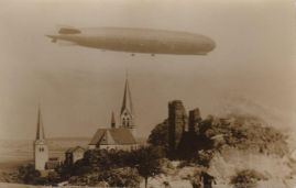 Hier geht es zur Karte mit dem Motiv 'Ein Zeppelin über der Kastellauner Burgruine' Hier geht es zur Karte mit dem Motiv 'Ein Zeppelin über der Kastellauner Burgruine'