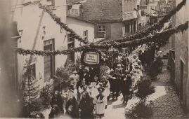 Hier geht es zur Karte mit dem Motiv 'Prozession durch die Kirchstraße' Hier geht es zur Karte mit dem Motiv 'Prozession durch die Kirchstraße'