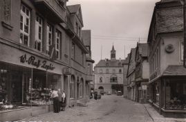 Hier geht es zur Karte mit dem Motiv 'Blick über gepflasterte Marktstraße zum Rathaus' Hier geht es zur Karte mit dem Motiv 'Blick über gepflasterte Marktstraße zum Rathaus'