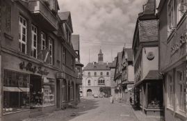Hier geht es zur Karte mit dem Motiv 'Namenszüge über den Geschäftseingängen' Hier geht es zur Karte mit dem Motiv 'Namenszüge über den Geschäftseingängen'