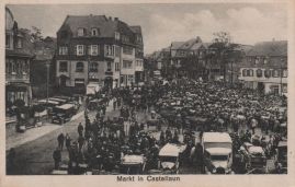 Hier geht es zur Karte mit dem Motiv 'Viehmarkt mit vielen Menschen und Autos'