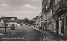 Hier geht es zur Karte mit dem Motiv 'Autos und ein LKW auf dem gepflasterten Platz' Hier geht es zur Karte mit dem Motiv 'Autos und ein LKW auf dem gepflasterten Platz'