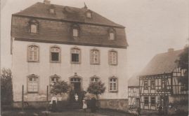 Hier geht es zur Karte mit dem Motiv 'Die Schule neben der Wirtschaft' Hier geht es zur Karte mit dem Motiv 'Die Schule neben der Wirtschaft'