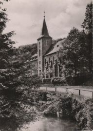 Hier geht es zur Karte mit dem Motiv 'Das Kloster an der Straße neben dem Bach' Hier geht es zur Karte mit dem Motiv 'Das Kloster an der Straße neben dem Bach'