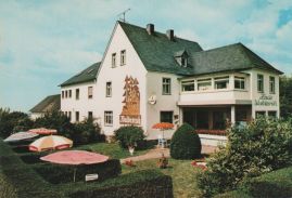 Hier geht es zur Karte mit dem Motiv 'Bunte Sonnenschirme vor Pension Waldesruh' Hier geht es zur Karte mit dem Motiv 'Bunte Sonnenschirme vor Pension Waldesruh'