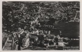Hier geht es zur Karte mit dem Motiv 'Schwarzweiße Fliegeraufnahme der Stadt' Hier geht es zur Karte mit dem Motiv 'Schwarzweiße Fliegeraufnahme der Stadt'