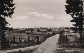 Hier geht es zur Karte mit dem Motiv 'Blick über einen Weg zum Dorf' Hier geht es zur Karte mit dem Motiv 'Blick über einen Weg zum Dorf'