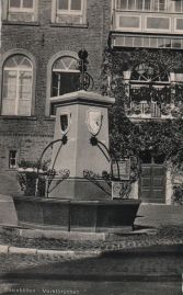 Hier geht es zur Karte mit dem Motiv 'Marktbrunnen vor dem Rathaus' Hier geht es zur Karte mit dem Motiv 'Marktbrunnen vor dem Rathaus'