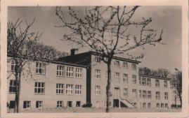 Hier geht es zur Karte mit dem Motiv 'Arbeitsmaidenlager in einer Schule' Hier geht es zur Karte mit dem Motiv 'Arbeitsmaidenlager in einer Schule'