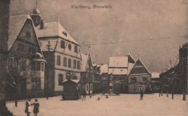 Hier geht es zur Karte mit dem Motiv 'Kinder auf dem verschneiten Marktplatz' Hier geht es zur Karte mit dem Motiv 'Kinder auf dem verschneiten Marktplatz'