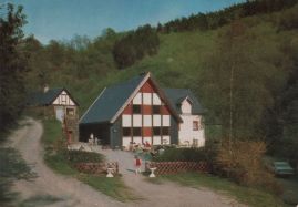 Hier geht es zur Karte mit dem Motiv 'Gäste vor der Schmausemühle' Hier geht es zur Karte mit dem Motiv 'Gäste vor der Schmausemühle'