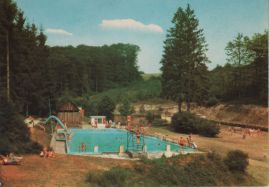 Hier geht es zur Karte mit dem Motiv 'Das gut besuchte Waldschwimmbad' Hier geht es zur Karte mit dem Motiv 'Das gut besuchte Waldschwimmbad'