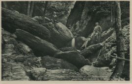 Hier geht es zur Karte mit dem Motiv 'Zwei auf den Felsen sitzende Menschen' Hier geht es zur Karte mit dem Motiv 'Zwei auf den Felsen sitzende Menschen'