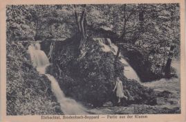 Hier geht es zur Karte mit dem Motiv 'Frau zwischen zwei Wasserfällen' Hier geht es zur Karte mit dem Motiv 'Frau zwischen zwei Wasserfällen'