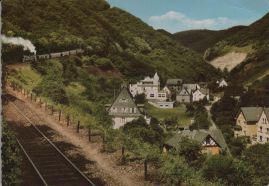 Hier geht es zur Karte mit dem Motiv 'Dampfende Lokomotive am grünen Hang des Tals' Hier geht es zur Karte mit dem Motiv 'Dampfende Lokomotive am grünen Hang des Tals'