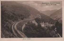 Hier geht es zur Karte mit dem Motiv 'Ein Tunnel oberhalb von Häusern im Tal'