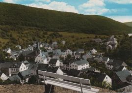 Hier geht es zur Karte mit dem Motiv 'Blick von Anhöhe hinab auf das Dorf'