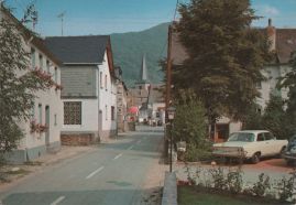 Hier geht es zur Karte mit dem Motiv 'Blick über eine Straße zur Kirche' Hier geht es zur Karte mit dem Motiv 'Blick über eine Straße zur Kirche'