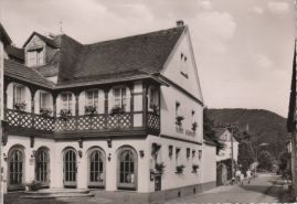 Hier geht es zur Karte mit dem Motiv 'Hotel Röhrig vor einem bewaldeten Hügel' Hier geht es zur Karte mit dem Motiv 'Hotel Röhrig vor einem bewaldeten Hügel'