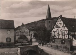 Hier geht es zur Karte mit dem Motiv 'Bauernfamilie in der Ortsmitte' Hier geht es zur Karte mit dem Motiv 'Bauernfamilie in der Ortsmitte'