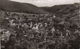 Hier geht es zur Karte mit dem Motiv 'Das Dorf vor bewaldeten Hügeln' Hier geht es zur Karte mit dem Motiv 'Das Dorf vor bewaldeten Hügeln'