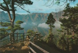 Hier geht es zur Karte mit dem Motiv 'Kleine Wolken in der Caldera' Hier geht es zur Karte mit dem Motiv 'Kleine Wolken in der Caldera'