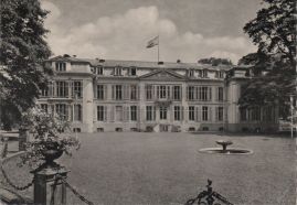 Hier geht es zur Karte mit dem Motiv 'Wehende Fahne auf dem Schloss Morsbroich' Hier geht es zur Karte mit dem Motiv 'Wehende Fahne auf dem Schloss Morsbroich'