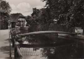 Hier geht es zur Karte mit dem Motiv 'Geschwungene Brücke über dem Stadtgraben'