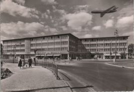 Hier geht es zur Karte mit dem Motiv 'Landeanflug über dem Kurt-Schumacher-Platz' Hier geht es zur Karte mit dem Motiv 'Landeanflug über dem Kurt-Schumacher-Platz'
