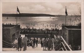 Hier geht es zur Karte mit dem Motiv 'Gut besuchtes Strandbad im Jahr 1942' Hier geht es zur Karte mit dem Motiv 'Gut besuchtes Strandbad im Jahr 1942'