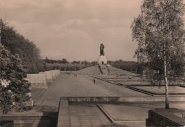 Hier geht es zur Karte mit dem Motiv 'Wenig Besuch im Mahnmal im Park' Hier geht es zur Karte mit dem Motiv 'Wenig Besuch im Mahnmal im Park'