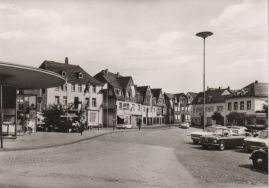 Hier geht es zur Karte mit dem Motiv 'Parkende Autos unter einer hohen Lampe' Hier geht es zur Karte mit dem Motiv 'Parkende Autos unter einer hohen Lampe'