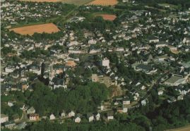 Hier geht es zur Karte mit dem Motiv 'Stadt mit Feld, Sportplatz und Burg von oben'