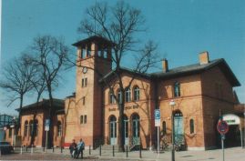 Hier geht es zur Karte mit dem Motiv 'S-Bahnhof Lichterfelde West von vorne' Hier geht es zur Karte mit dem Motiv 'S-Bahnhof Lichterfelde West von vorne'