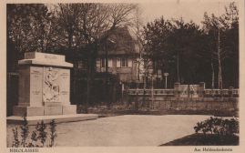 Hier geht es zur Karte mit dem Motiv 'Heldendenkstein und Villa' Hier geht es zur Karte mit dem Motiv 'Heldendenkstein und Villa'