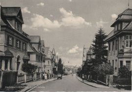 Hier geht es zur Karte mit dem Motiv 'Ein parkendes Auto auf der Straße' Hier geht es zur Karte mit dem Motiv 'Ein parkendes Auto auf der Straße'