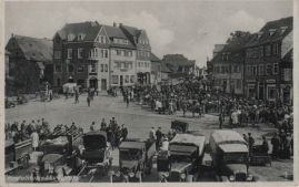 Hier geht es zur Karte mit dem Motiv 'Mit Lkw und Kutsche zum Markt' Hier geht es zur Karte mit dem Motiv 'Mit Lkw und Kutsche zum Markt'