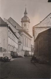 Hier geht es zur Karte mit dem Motiv 'Auto vor katholischer Kirche' Hier geht es zur Karte mit dem Motiv 'Auto vor katholischer Kirche'